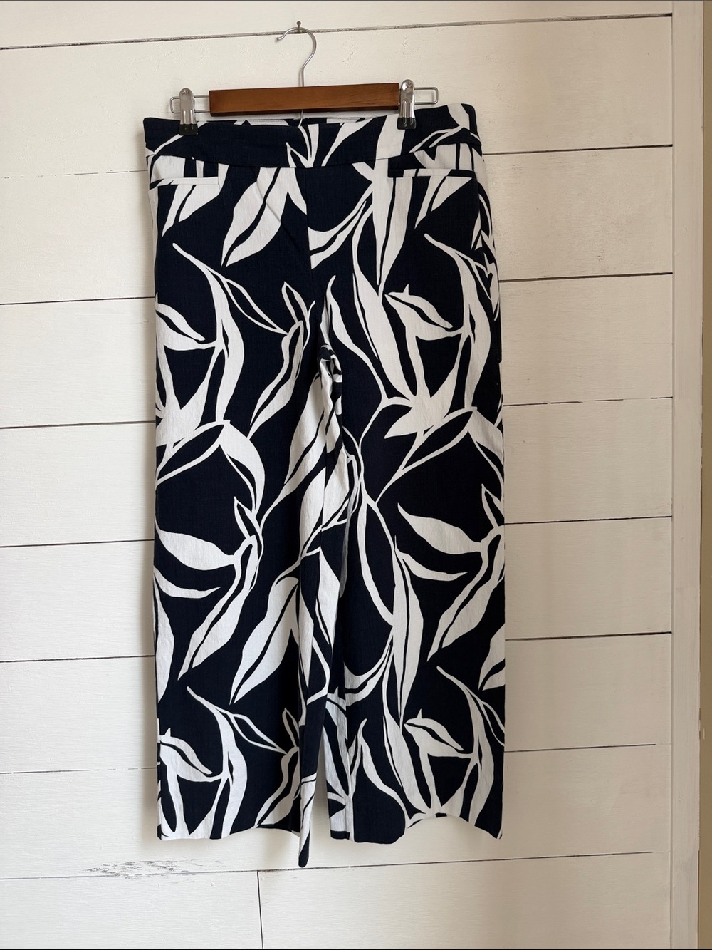 Chico's Navy Blue& White Leaf-Print Cropped Pants